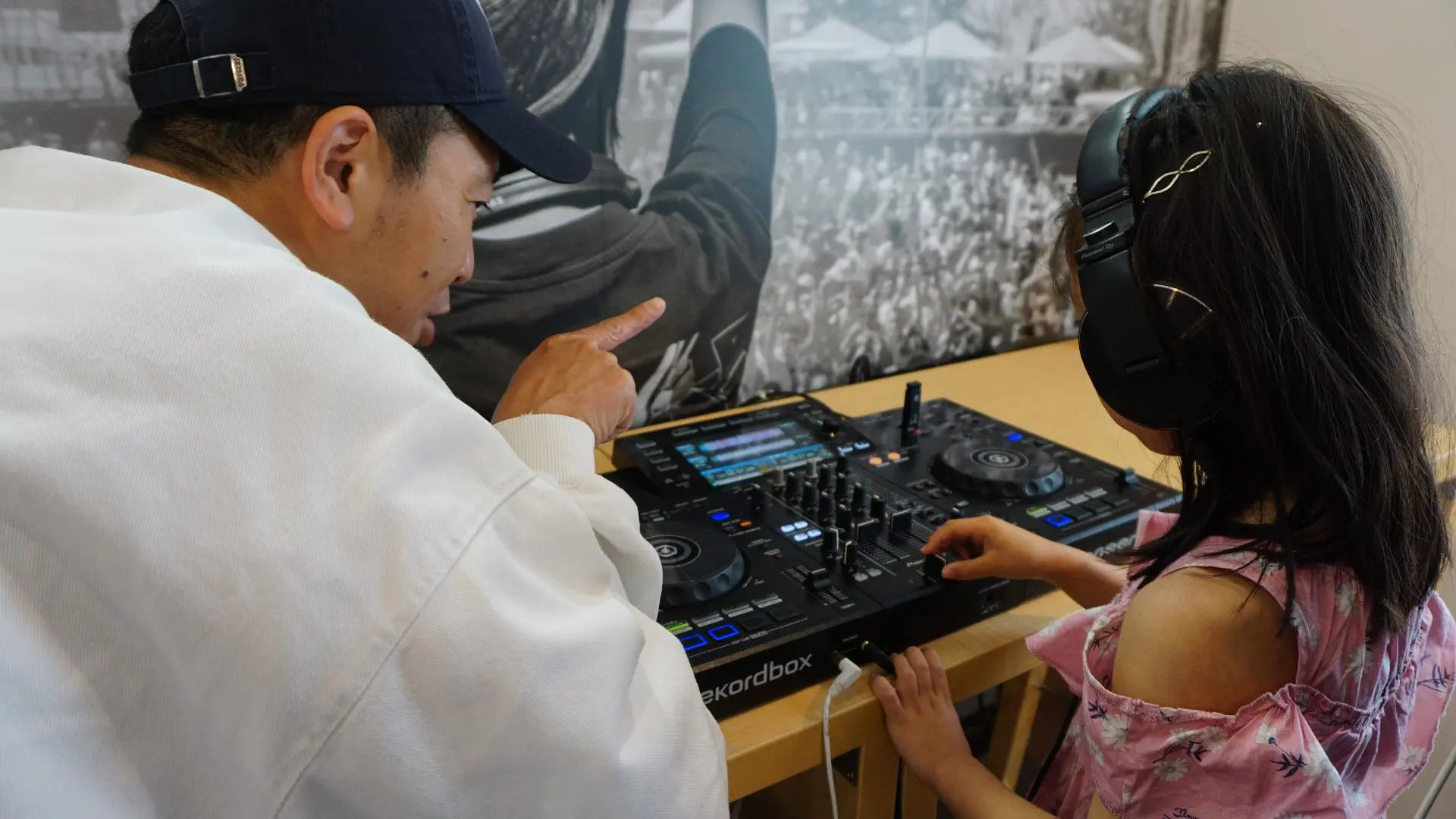 未来のDJを育成!横浜駅すぐ「AlphaTheta 横浜DJ Lab」で親子DJ体験!
