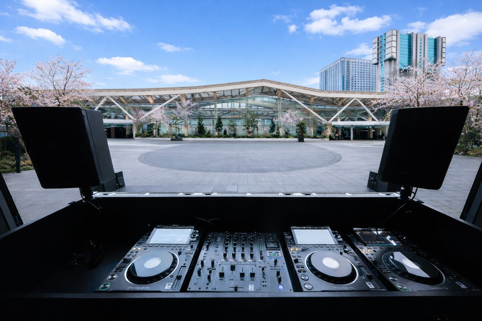 都市がクラブになる──可搬型ステージ「ZERO STAGE」登場、どこでもダンスフロア化する新時代へ