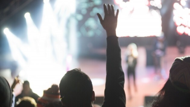 【調査結果】ライブの「立ち見」をやめる年齢は30歳？大人になるほど座って楽しむVIP席という選択肢